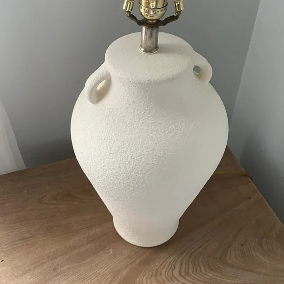 Table lamp with handles traditional classic elegant off white ceramic - Picture 3 of 7